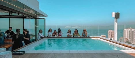 Una piscina al aire libre de temporada