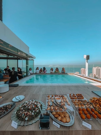 Una piscina al aire libre de temporada