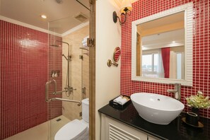 Suite Galeri, 1 Tempat Tidur Queen, balkon, pemandangan kota | Kamar mandi | Shower, perlengkapan mandi gratis, pengering rambut, dan sandal