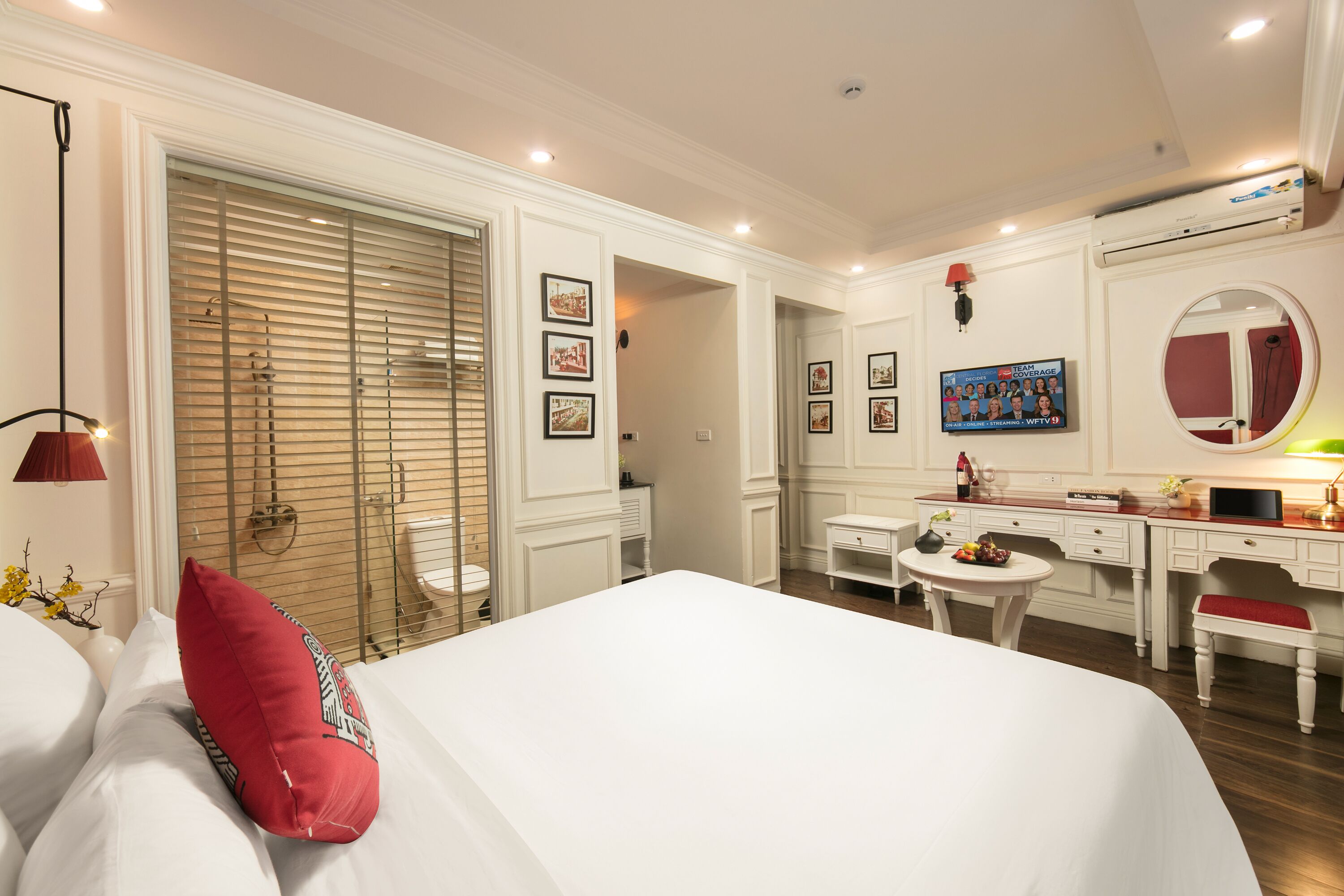 gallery suite, 1 queen bed, balcony, city view | 1 bedroom, minibar, in-room safe, individually decorated