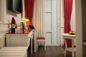 Gallery Suite, 1 Queen Bed, Balcony, City View