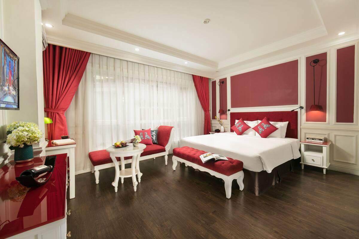 Suite Lune de Miel, 1 très grand lit et 1 canapé-lit, baignoire, vue ville