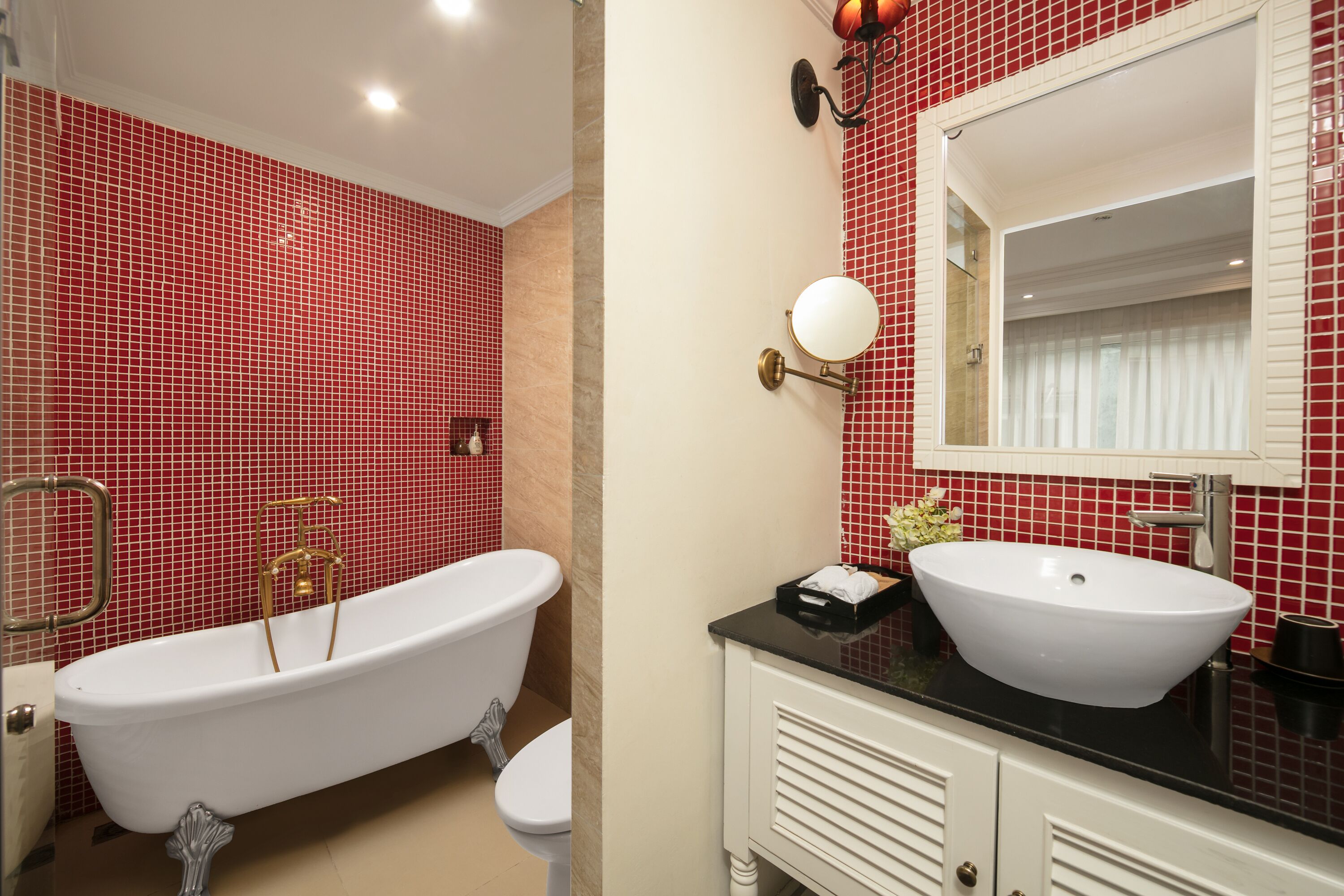 honeymoon suite, 1 king bed with sofa bed, bathtub, city view | bathroom | shower, free toiletries, hair dryer, slippers