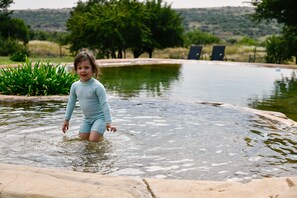 2 utomhuspooler, naturlig bassäng och solstolar