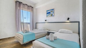 Superior Triple Room | In-room safe, soundproofing, WiFi (free), bed sheets - Gorgona Hotel (Malevizi)