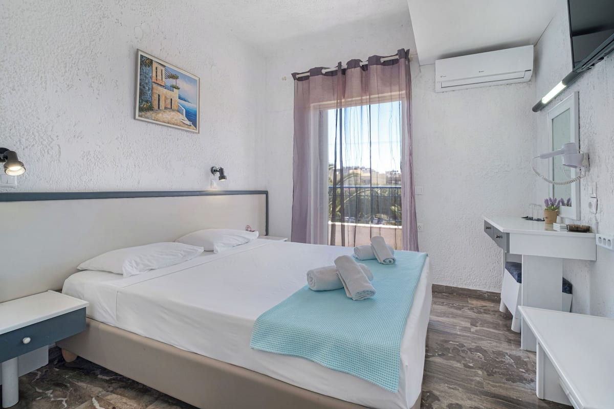 Single Room | In-room safe, soundproofing, free WiFi, bed sheets