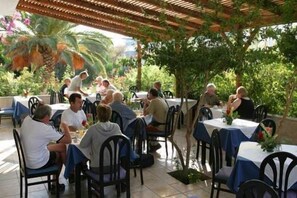 Outdoor dining - Gorgona Hotel (Malevizi)