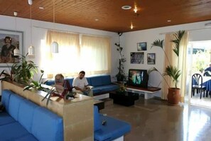 Lobby sitting area - Gorgona Hotel (Malevizi)
