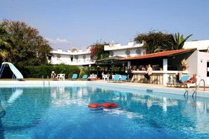 Seasonal outdoor pool - Gorgona Hotel (Malevizi)