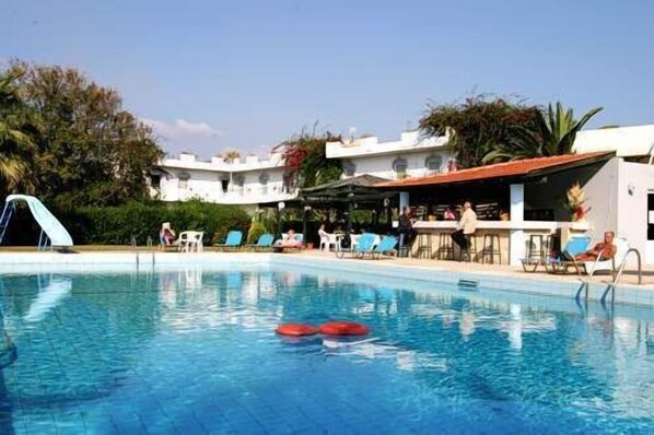 Seasonal outdoor pool - Gorgona Hotel (Malevizi)