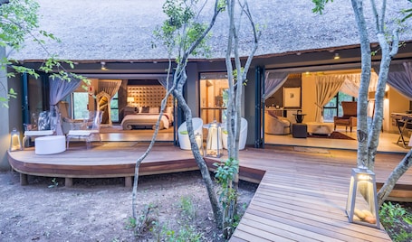 Luxury Suite | 1 bedroom, premium bedding, pillowtop beds, free minibar items. AM Lodge