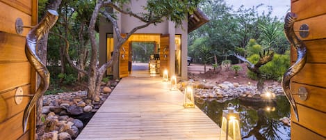 Check-in/check-out kiosk