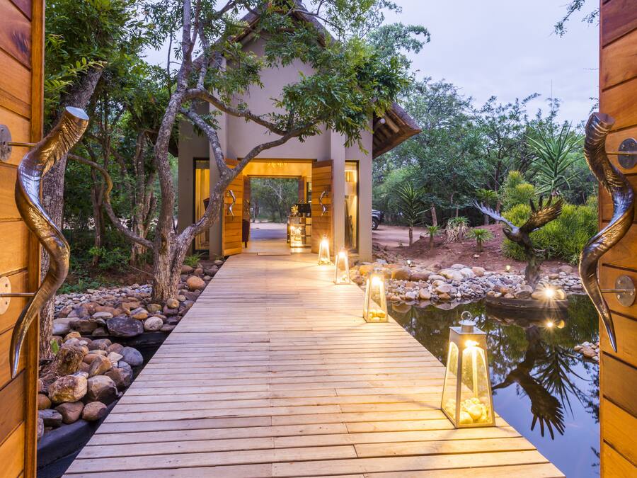 Check-in/check-out kiosk