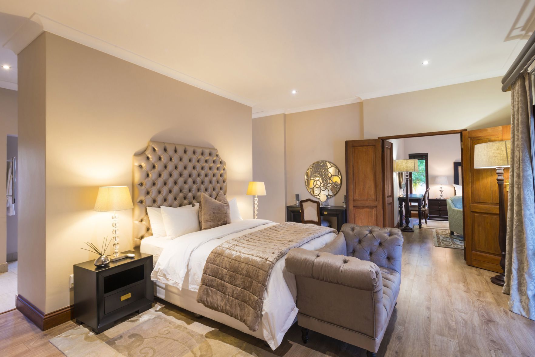 1 室のベッドルーム、高級寝具、ピロートップベッド、ミニバーのアイテム (無料)