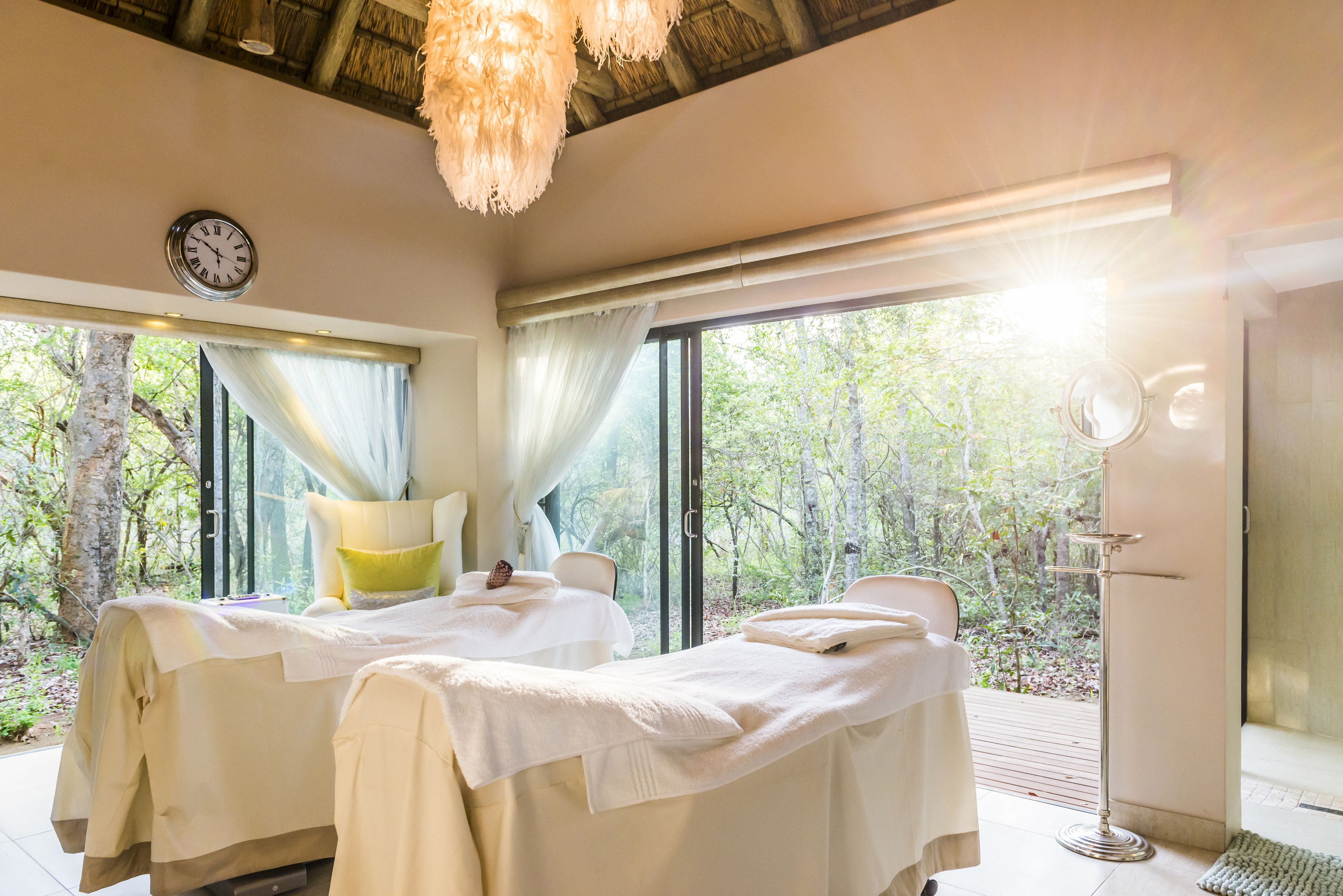 Salas de tratamiento para parejas, un sauna, una bañera de hidromasaje