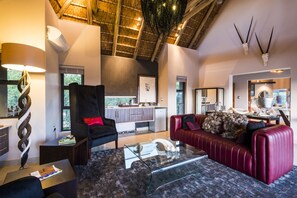 Suíte superior | Área de estar | Smart TV 50 polegadas com canais via satélite, TV, lareira