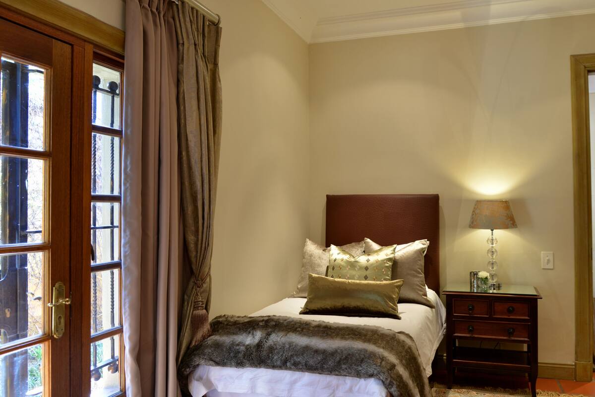 Junior Suite (Single) | 1 bedroom, premium bedding, minibar, in-room safe