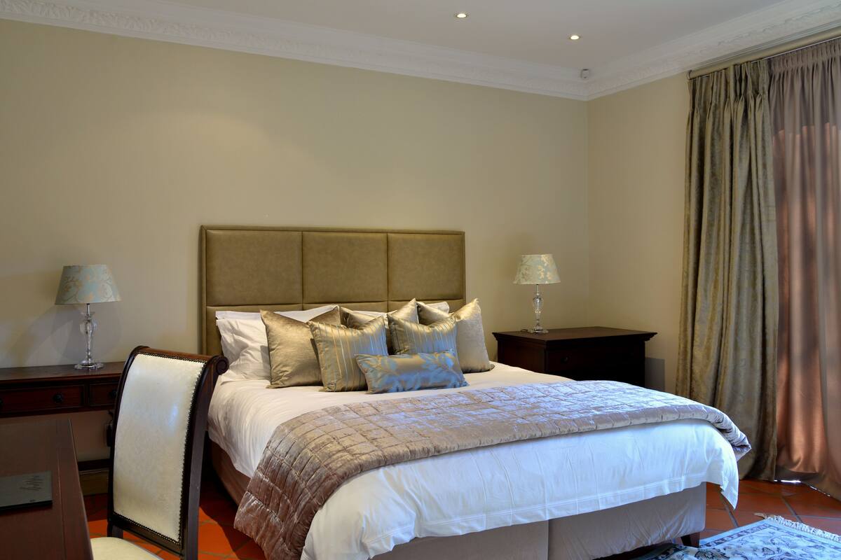 Luxury Suite (King / Twin) | 1 bedroom, premium bedding, minibar, in-room safe