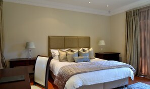 奢华套房 (King / Twin) | 1 多间卧室、高档床上用品、迷你吧、客房内保险箱
