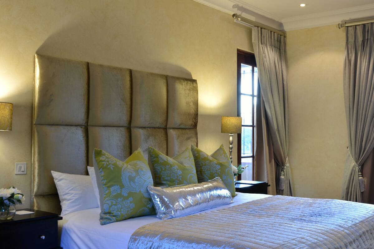 Presidential Suite | 1 bedroom, premium bedding, minibar, in-room safe