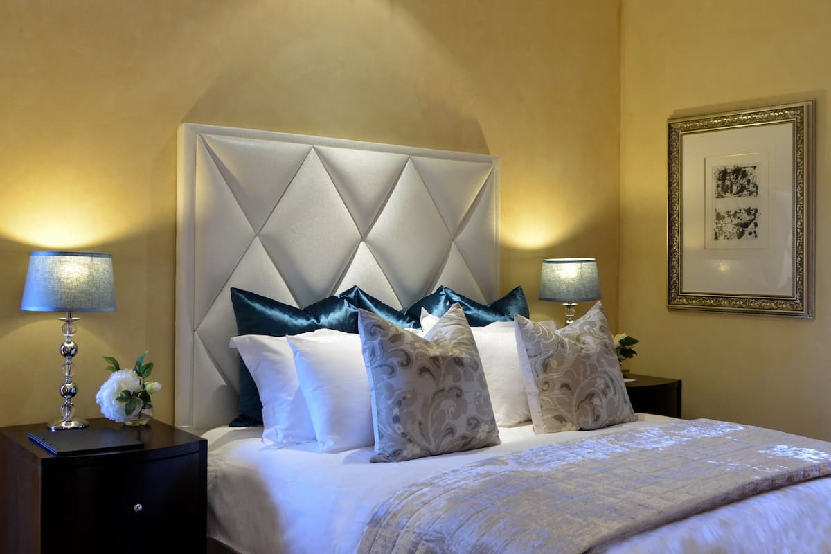 Premier Suite | 1 bedroom, premium bedding, minibar, in-room safe