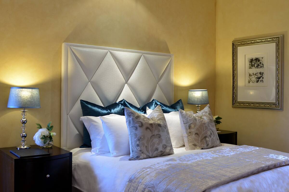 Premier Suite | 1 bedroom, premium bedding, minibar, in-room safe