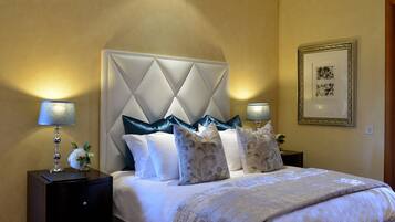 Premier Suite | 1 bedroom, premium bedding, minibar, in-room safe