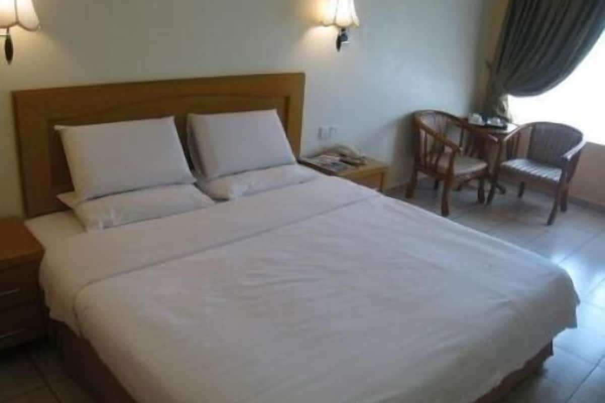 In-room safe, desk, iron/ironing board, free WiFi