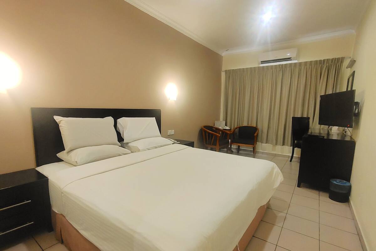 standard room, 1 king bed, non smoking, city view | in-room safe, desk, iron/ironing board, free wifi