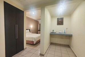 Peti besi dalam bilik, meja, seterika/papan seterika, Wi-fi percuma 