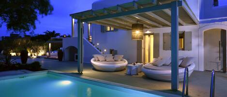 Piscina all'aperto, lettini