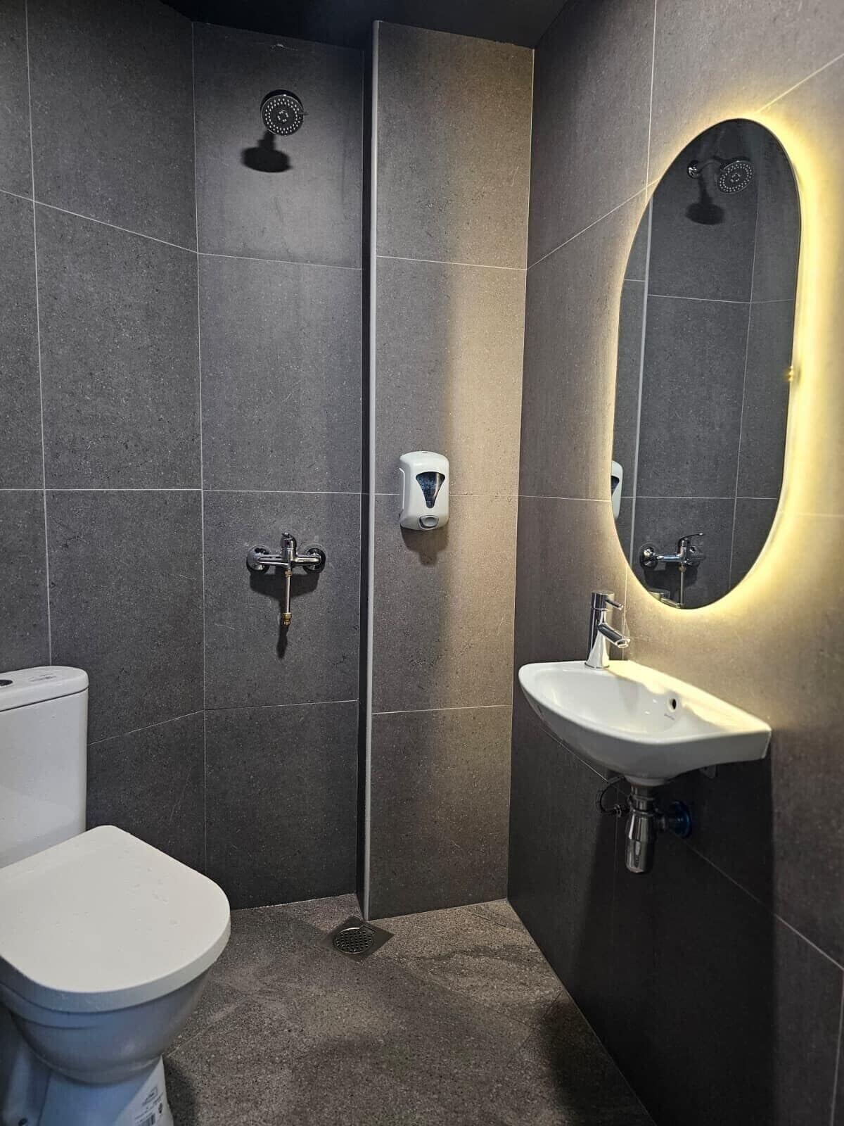 Douche, articles de toilette gratuits, sèche-cheveux, bidet