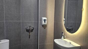 Pancuran mandi, kelengkapan dandanan diri percuma, pengering rambut