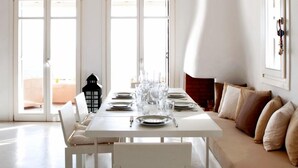 Villa, 5 soverom, strandutsikt, ved strandkanten | Spiseområde på rommet