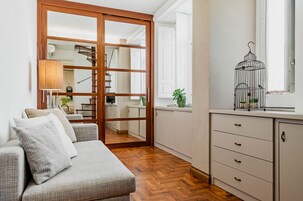 Appartamento Executive | Soggiorno | TV a schermo piatto 32 pollici con canali satellitari, TV LCD