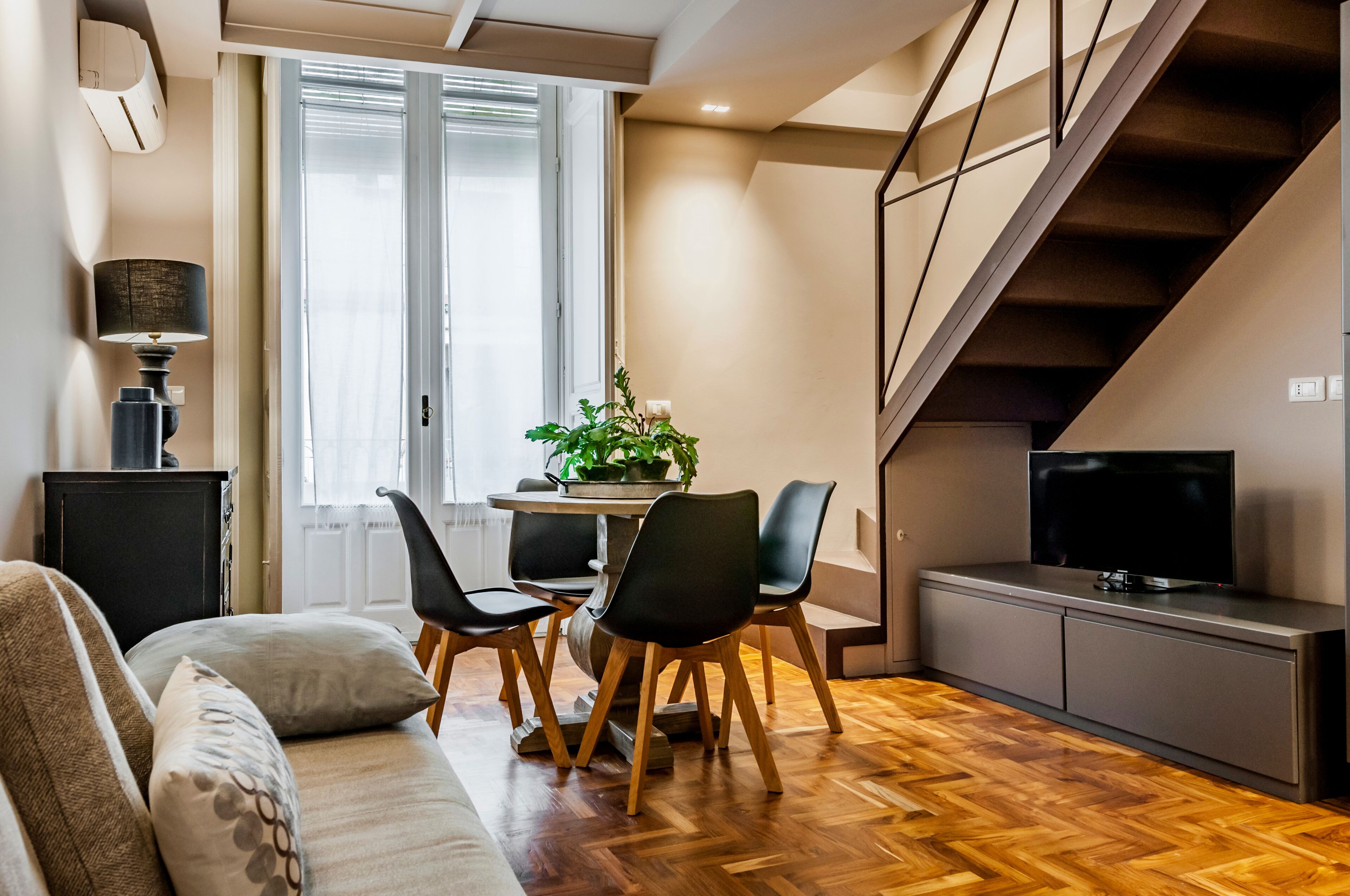 Appartamento Executive | Soggiorno | TV a schermo piatto 32 pollici con canali satellitari, TV LCD