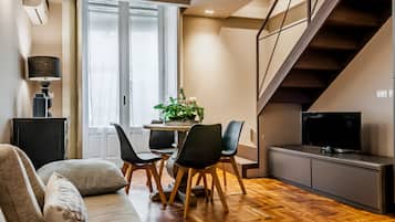 Apartamento ejecutivo | Sala de estar | Televisión de pantalla plana de 32 pulgadas con canales por satélite