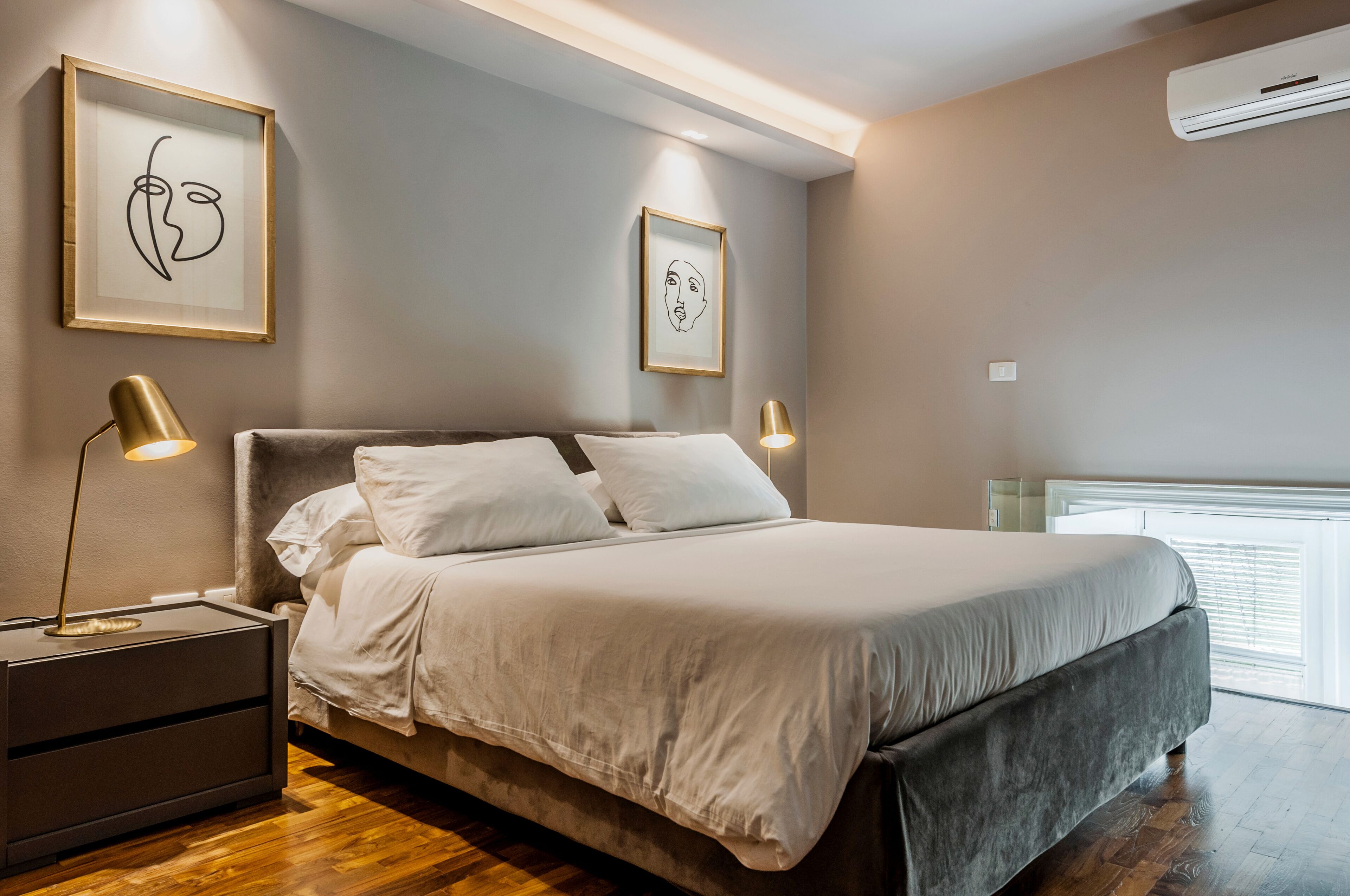 Cubrecamas, sistema de insonorización y tabla de planchar con plancha 