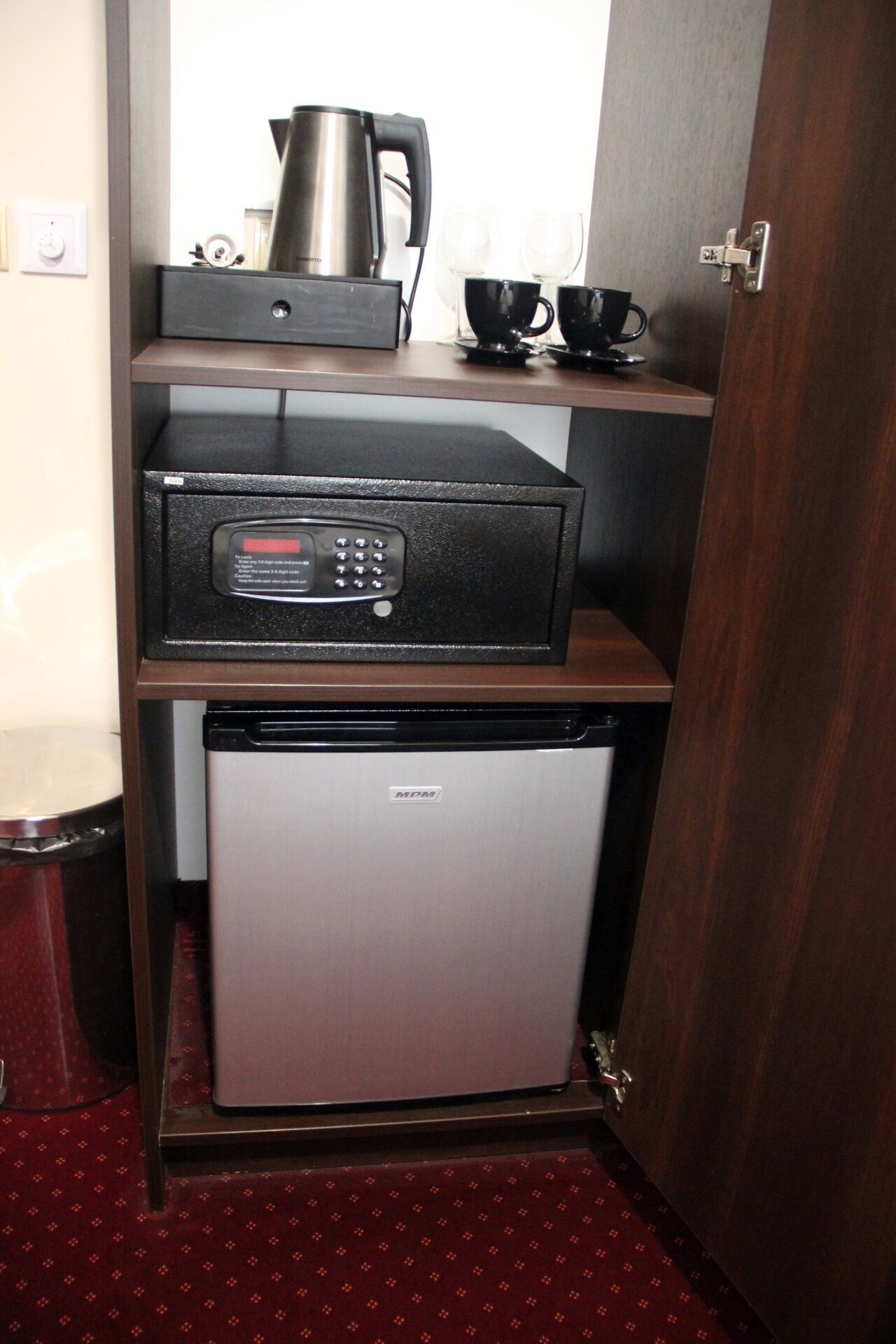fridge, microwave, coffee/tea maker