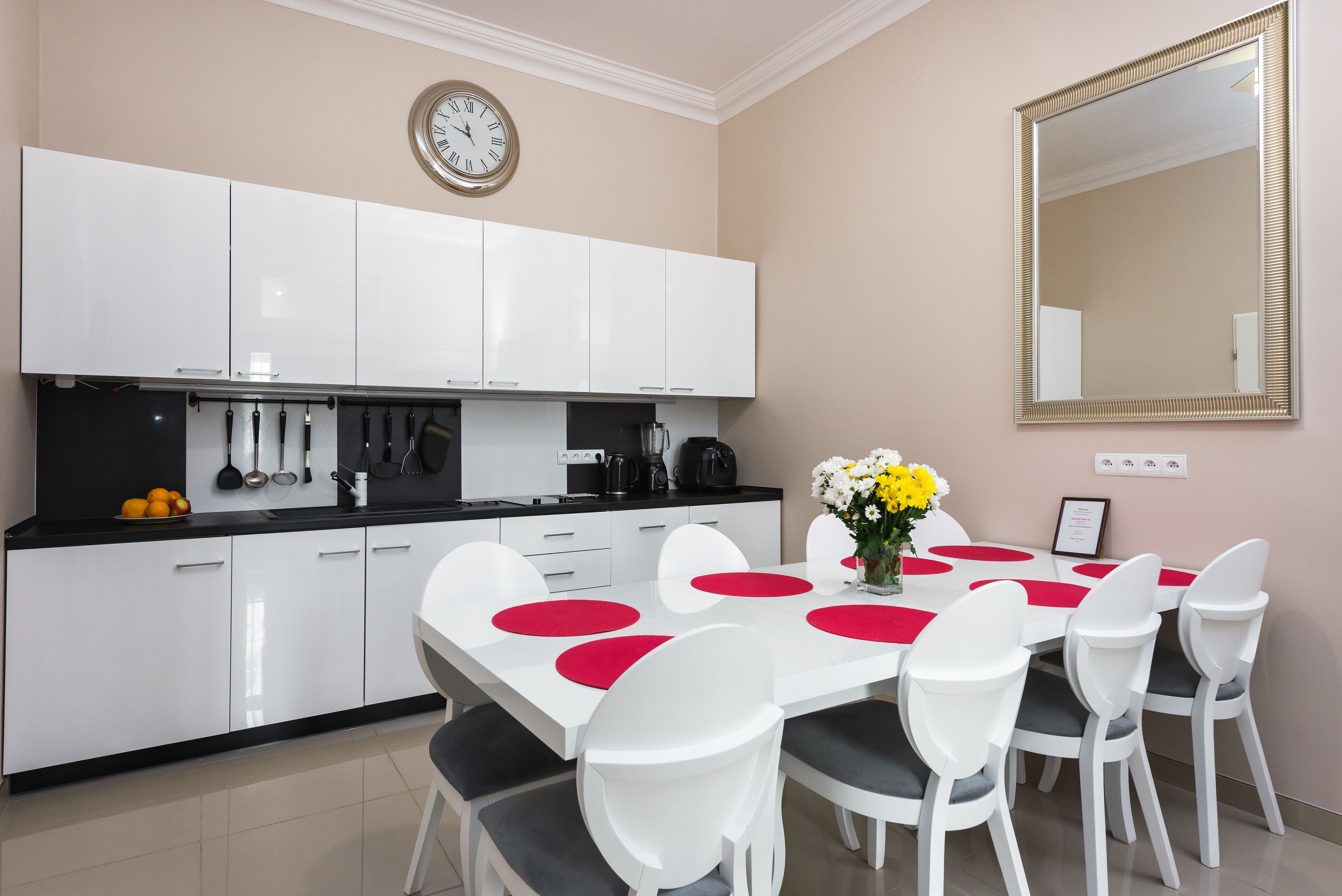 comfort apartment, 4 bedrooms, non smoking | living area | flat-screen tv