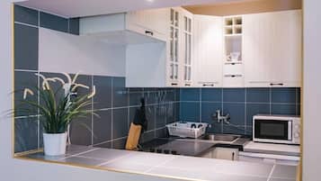 Design Apartment, 3 Bedrooms, Non Smoking, Kitchen (9) | Private kitchen | Fridge, microwave, coffee/tea maker