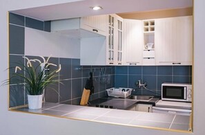 Design-Apartment, 3 Schlafzimmer, Nichtraucher, Küche (9) | Eigene Küche | Kühlschrank, Mikrowelle, Wasserkocher mit Kaffee-/Teezubehör