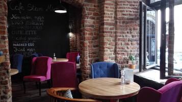 Daily continental breakfast (PLN 25 per person)