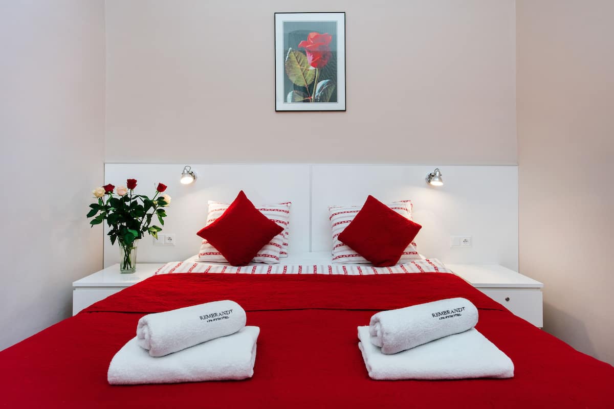 Standard Apartment, 3 Bedrooms, Kitchen (7) | In-room safe, desk, laptop workspace, soundproofing