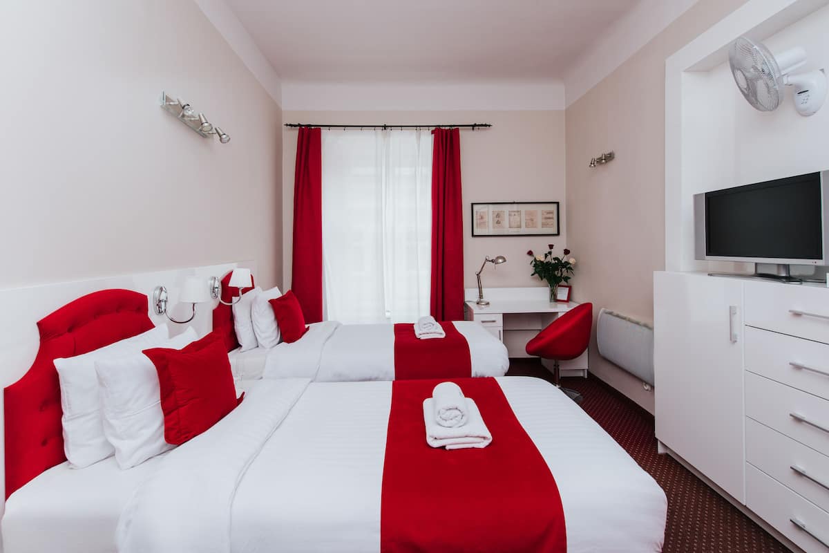 Standard Double or Twin Room | In-room safe, desk, laptop workspace, soundproofing