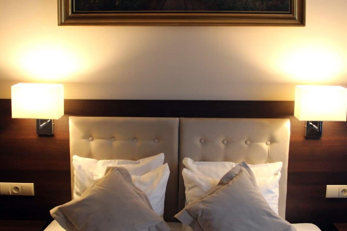 Standard Double or Twin Room | Peti besi dalam bilik, meja, ruang kerja komputer riba, kalis bunyi