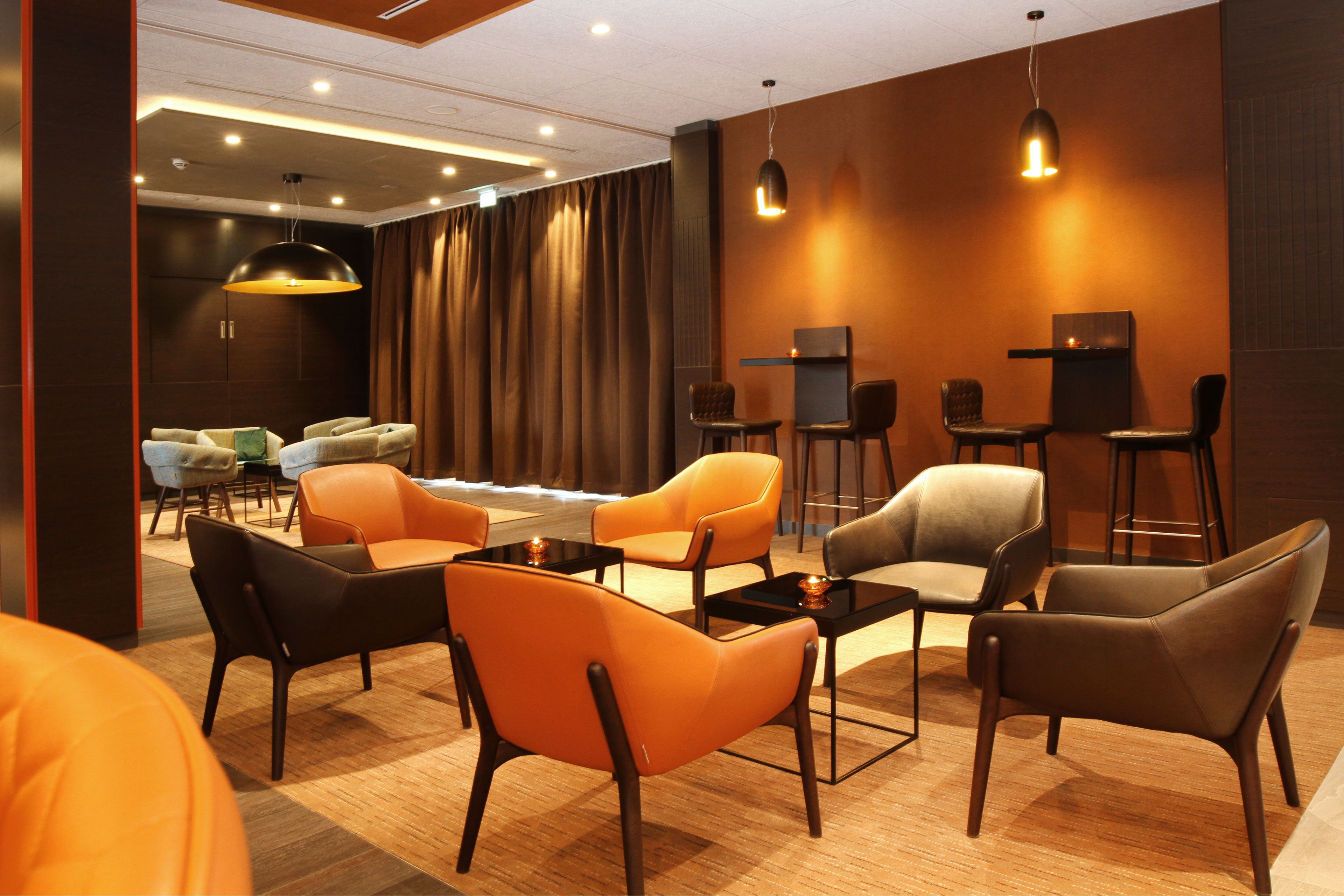 2 bars/lounges, cocktail bar