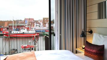 Hochwertige Bettwaren, Minibar, Zimmersafe, Schreibtisch