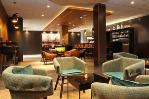 2 bars/lounges, cocktail bar