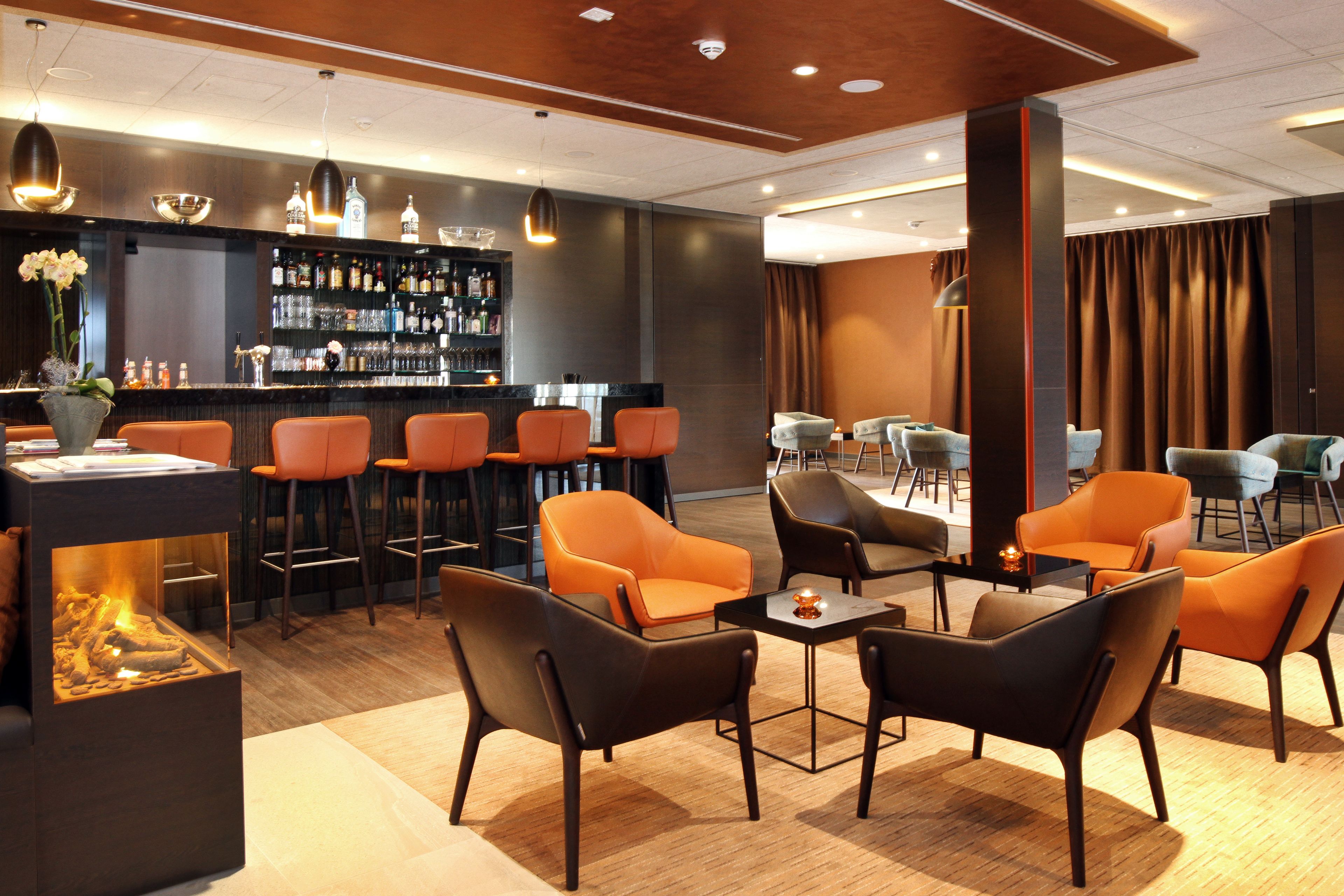 2 bars/lounges, cocktail bar